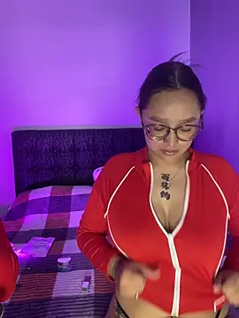 Snapshot of Annieandhannie chatting on July 6, 2026, 7:38 pm Annieandhannie online show from July 6, 2026, 7:38 pm