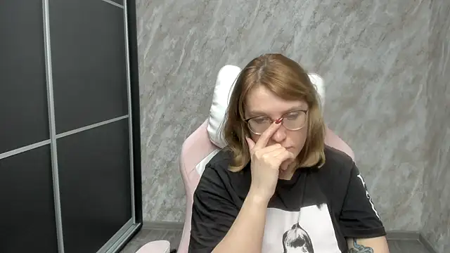 Reginasmilee online show from February 21, 2025, 3:21 pm