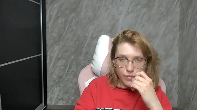 Reginasmilee online show from March 5, 2025, 6:01 am