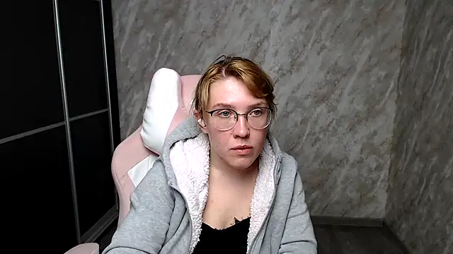 Reginasmilee online show from March 12, 2025, 1:19 pm