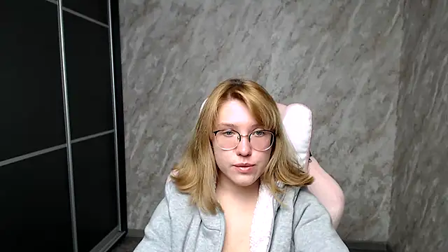 Reginasmilee online show from March 13, 2025, 2:12 pm