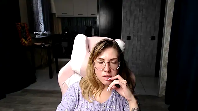 Reginasmilee online show from September 9, 2025, 12:15 pm