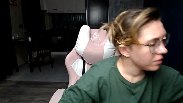 Reginasmilee online show from September 28, 2025, 11:32 pm