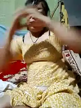 Snapshot of Moon_squirtt chatting on August 1, 2026, 2:49 pm Moon squirtt online show from August 1, 2026, 2:49 pm