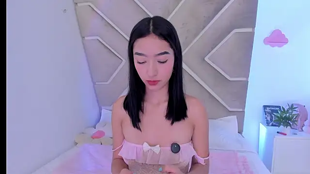 annelisee  online show from June 26, 2026, 11:09 pm