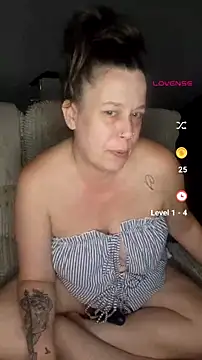 Snapshot of London-MollyXX chatting on July 4, 2026, 9:10 pm London-MollyXX online show from July 4, 2026, 9:10 pm
