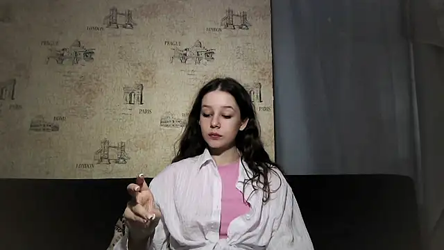 Snapshot of ElinoreHuxman chatting on July 4, 2026, 7:03 am ElinoreHuxman online show from July 4, 2026, 7:03 am