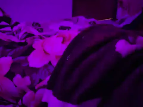 Snapshot of pleasures_wish chatting on July 4, 2026, 8:42 am pleasures wish online show from July 4, 2026, 8:42 am