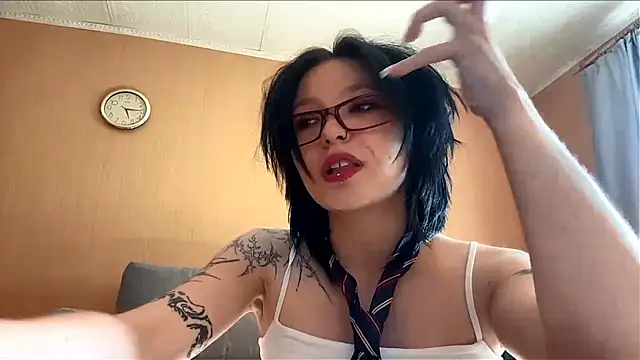 Snapshot of kriniavero chatting on July 17, 2026, 2:13 pm kriniavero online show from July 17, 2026, 2:13 pm