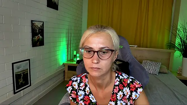 Snapshot of RondaGrinz chatting on July 8, 2026, 1:59 pm RondaGrinz online show from July 8, 2026, 1:59 pm