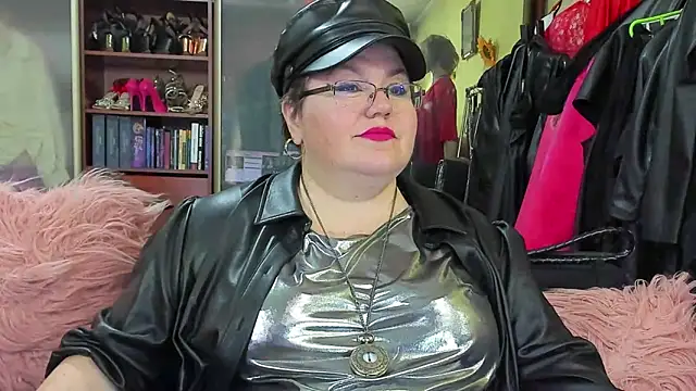 KaryQueen online show from March 5, 2025, 4:02 pm