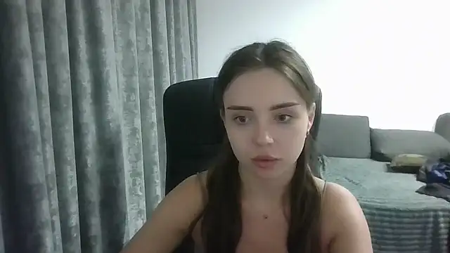 EmilliaMils online show from July 21, 2026, 8:33 pm