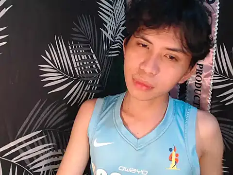 Snapshot of UrasianFemboy chatting on July 17, 2026, 3:02 am UrasianFemboy online show from July 17, 2026, 3:02 am