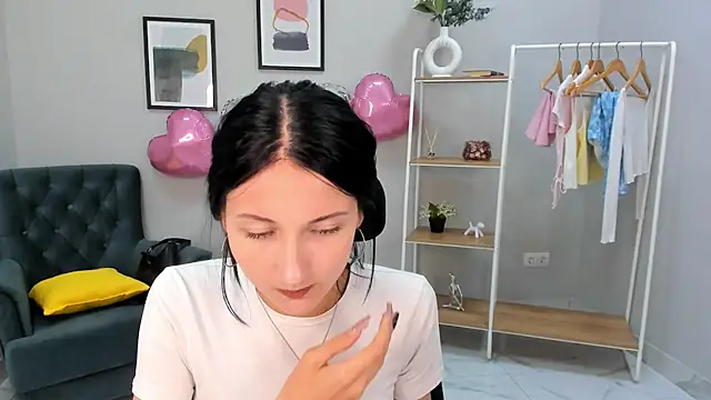 Snapshot of AnneMullins chatting on July 16, 2026, 1:39 pm AnneMullins online show from July 16, 2026, 1:39 pm