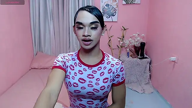Snapshot of VivienneLuxe chatting on July 18, 2026, 7:12 am VivienneLuxe online show from July 18, 2026, 7:12 am