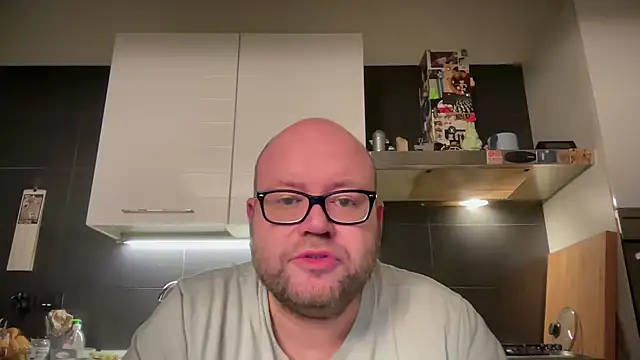 Snapshot of theitalianbear chatting on December 2, 2024, 7:27 pm theitalianbear online show from December 2, 2024, 7:27 pm