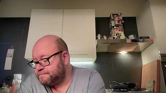 Snapshot of theitalianbear chatting on February 21, 2025, 5:35 am theitalianbear online show from February 21, 2025, 5:35 am