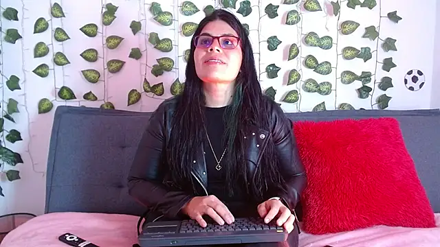 Snapshot of isabella_black1 chatting on August 3, 2026, 10:24 pm isabella black1 online show from August 3, 2026, 10:24 pm