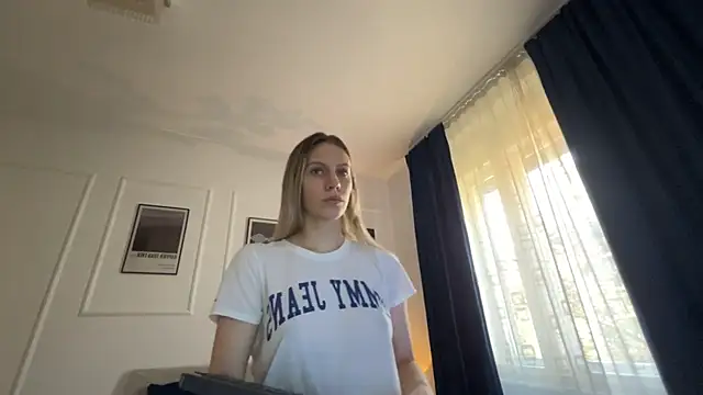 Snapshot of CherryRoseLove_ chatting on August 4, 2026, 1:03 pm CherryRoseLove online show from August 4, 2026, 1:03 pm