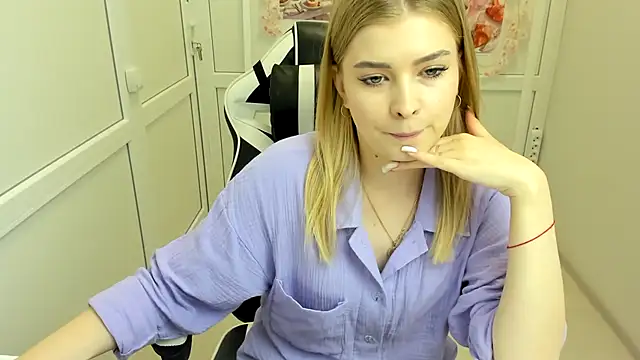 Snapshot of BrielleStorm chatting on August 5, 2026, 6:05 am BrielleStorm online show from August 5, 2026, 6:05 am