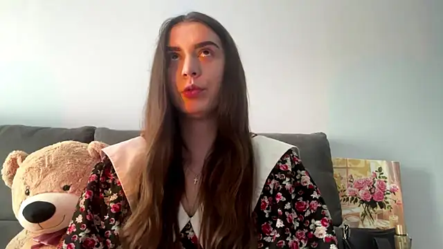 Snapshot of LucyLuxy chatting on August 6, 2026, 9:33 am LucyLuxy online show from August 6, 2026, 9:33 am