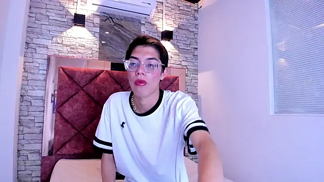 LianFerrer1 online show from August 6, 2026, 11:34 am