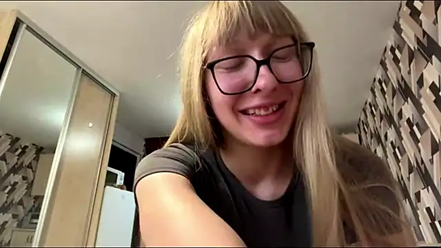 Snapshot of GoldenFrames chatting on August 7, 2026, 4:09 pm GoldenFrames online show from August 7, 2026, 4:09 pm