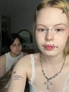 Snapshot of AliceAndMia chatting on August 7, 2026, 7:05 pm AliceAndMia online show from August 7, 2026, 7:05 pm
