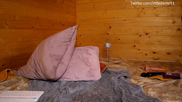 Snapshot of LittleMe97 chatting on January 19, 2025, 2:38 pm LittleMe97 online show from January 19, 2025, 2:38 pm