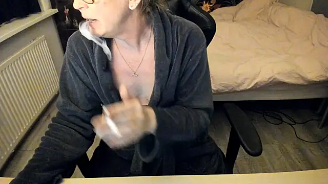 minoesje37 online show from February 9, 2025, 8:34 pm