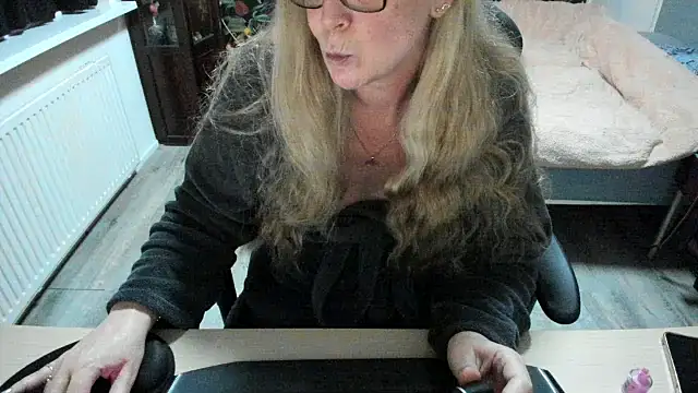 minoesje37 online show from February 18, 2025, 8:25 pm