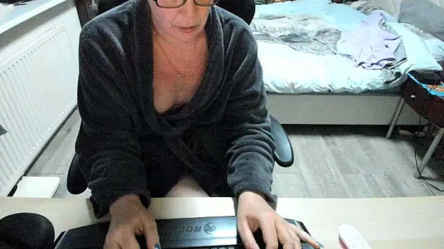 minoesje37 online show from March 19, 2025, 8:22 pm