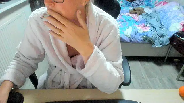 minoesje37 online show from October 6, 2025, 7:11 pm