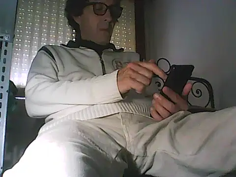 Snapshot of Moro_ra chatting on May 17, 2026, 11:39 am Moro ra online show from May 17, 2026, 11:39 am