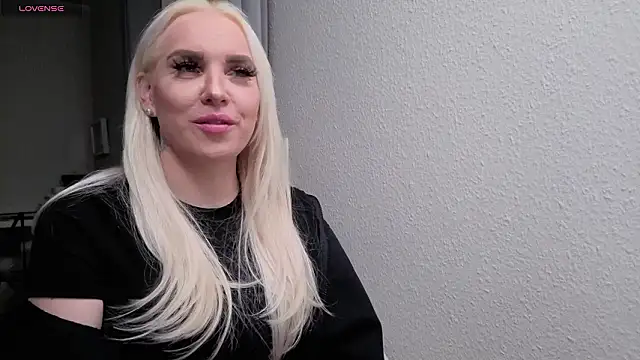 Snapshot of MIA-XXX chatting on March 8, 2026, 7:28 pm MIA-XXX online show from March 8, 2026, 7:28 pm