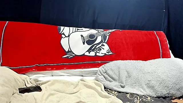 Snapshot of iBreakHeartz chatting on December 10, 2024, 1:00 am iBreakHeartz online show from December 10, 2024, 1:00 am