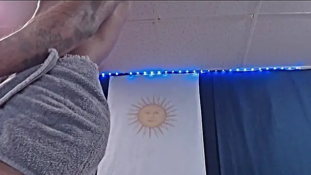 Snapshot of iBreakHeartz chatting on December 5, 2025, 3:20 pm iBreakHeartz online show from December 5, 2025, 3:20 pm