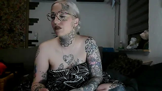 RoxxyInk online show from April 13, 2026, 10:04 pm