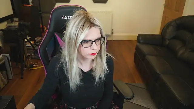 Snapshot of KelseyCobalt chatting on December 14, 2024, 10:28 pm KelseyCobalt online show from December 14, 2024, 10:28 pm