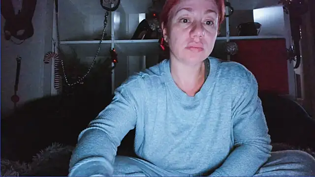 Snapshot of Ella__Kross chatting on December 19, 2024, 5:29 pm Ella Kross online show from December 19, 2024, 5:29 pm