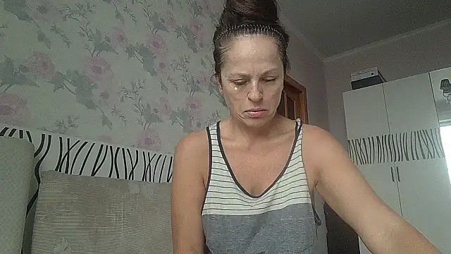 LindaStarS online show from November 17, 2025, 6:41 am