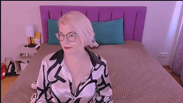 sabrinamacmarren online show from September 28, 2025, 11:48 am