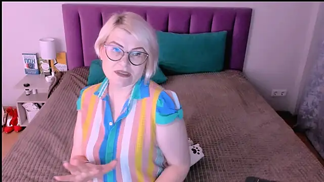 sabrinamacmarren online show from November 12, 2025, 1:55 pm