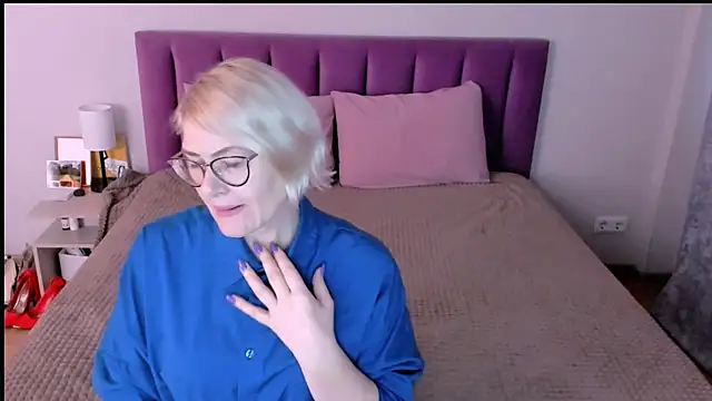 sabrinamacmarren online show from November 23, 2025, 12:27 pm