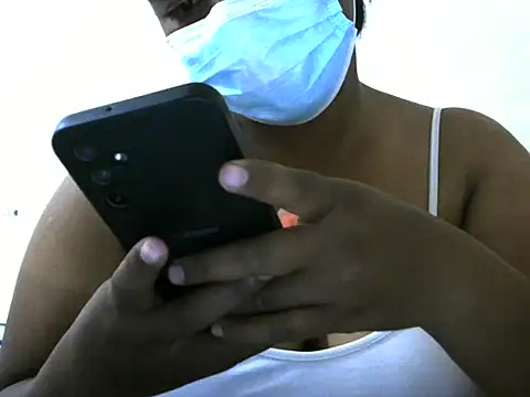 Snapshot of Artinah22 chatting on September 29, 2025, 4:34 pm Artinah22 online show from September 29, 2025, 4:34 pm