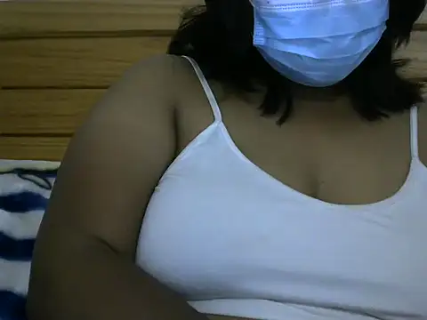 Snapshot of Artinah22 chatting on October 14, 2025, 7:47 pm Artinah22 online show from October 14, 2025, 7:47 pm