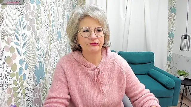 Snapshot of EvelynJoyful chatting on December 16, 2024, 5:17 am EvelynJoyful online show from December 16, 2024, 5:17 am