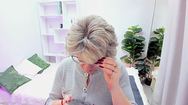 EvelynJoyful online show from December 4, 2025, 5:06 am