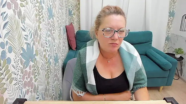 Snapshot of LeaPure chatting on December 8, 2024, 11:35 am LeaPure online show from December 8, 2024, 11:35 am