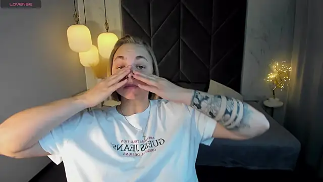 Snapshot of TataArdent chatting on December 19, 2024, 11:25 pm TataArdent online show from December 19, 2024, 11:25 pm